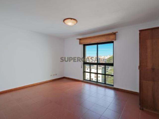 Apartamento T2 com Vista Panorâmica em Algueirão Mem Martins