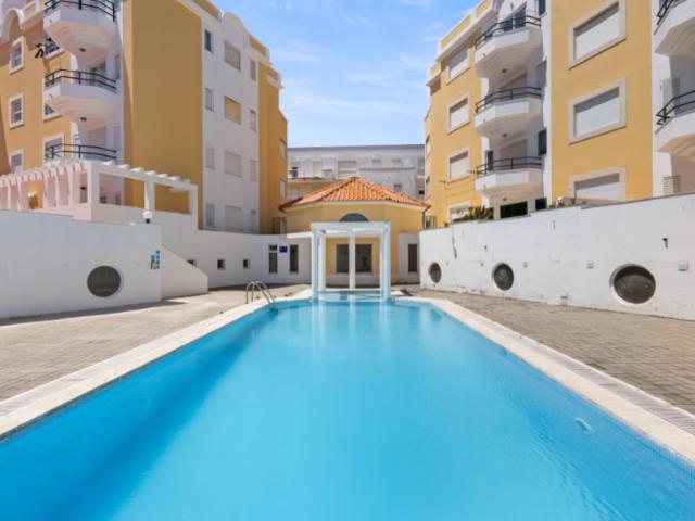 Apartamento T2 com vista parcial baía, piscina e garagem fechada em São Martinho do Porto