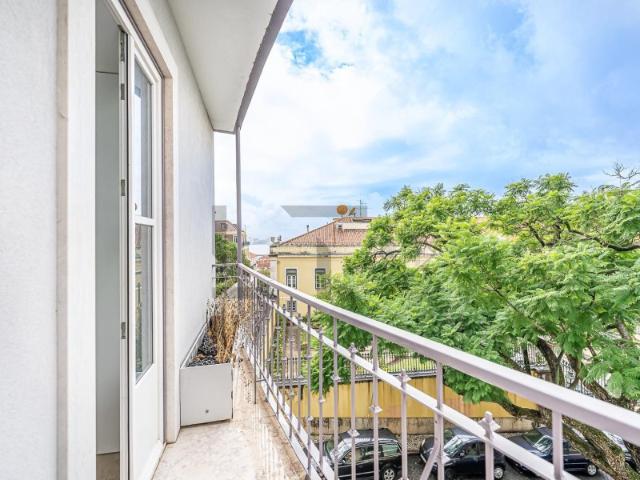Apartamento T2 com Vista Rio e Garagem, para Venda, nas Escadinhas São Crispim, Lisboa