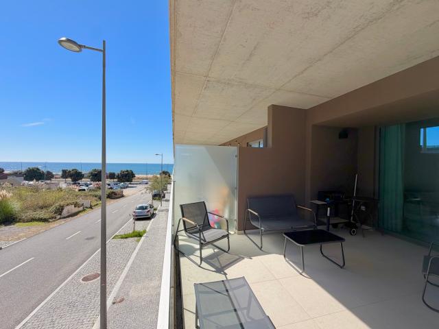 Apartamento T2, com vistas mar, a 50 metros da praia