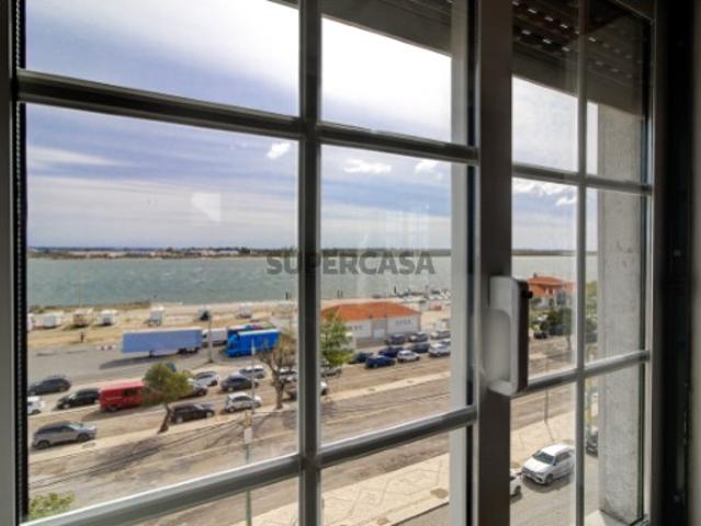 Apartamento T2 com vistas panorâmicas sobre o rio e o oceano