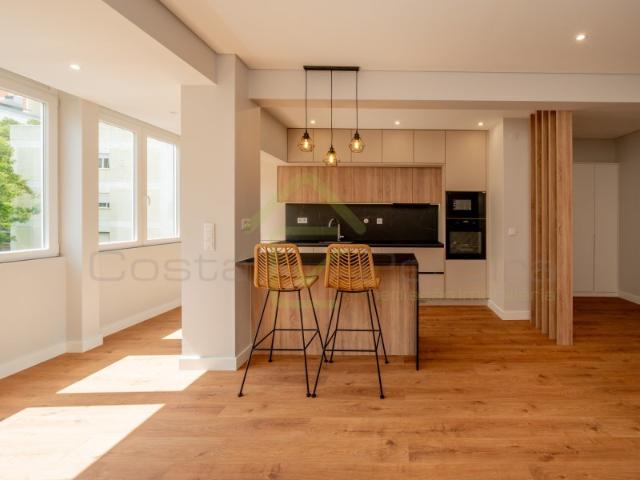 Apartamento T2 como Novo, à entrada de Lisboa