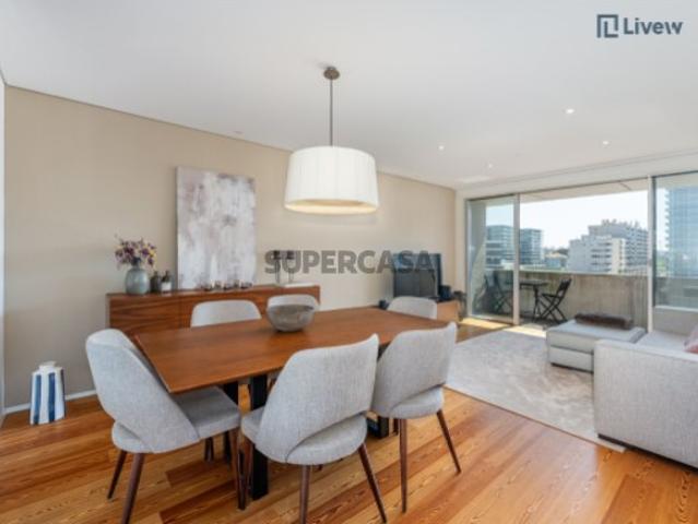 Apartamento T2, como novo, em Matosinhos Sul