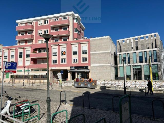 Apartamento T2, cozinha totalmente equipada, 2 wc, parqueamento, situado no centro da Parede