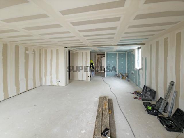 Apartamento T2 c/logradouro e garagem, em Valverde, V. Castelo