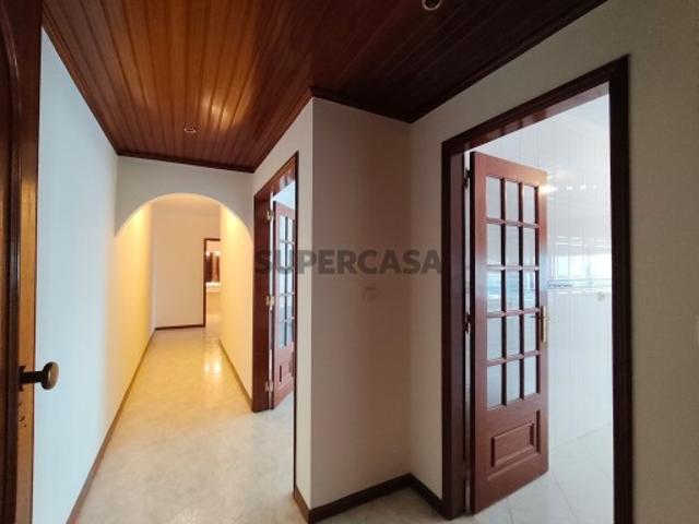 Apartamento T2 de105 m² | Elevador | Varanda e Parqueamento | Algueirão Mem Martins