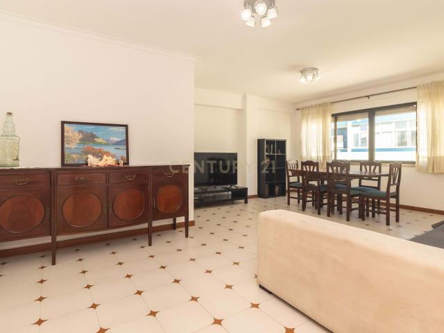 Apartamento T2 de 98m2 com Excelentes Áreas e 2 WC no Centro da Costa da Caparica