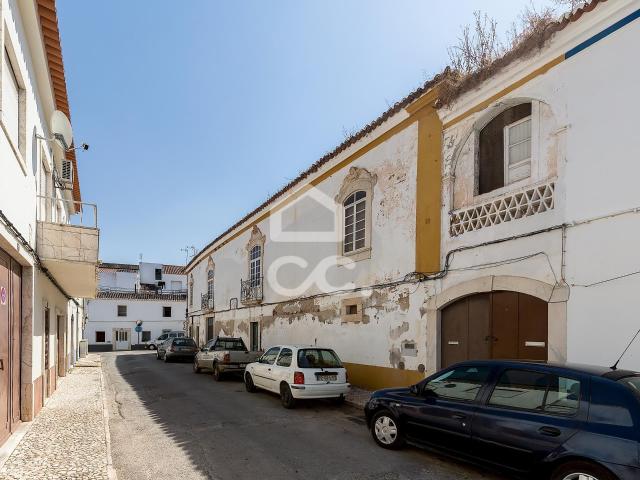 Apartamento T2 de 1º andar em Edifício Centenário Bifamiliar | Borba, Évora