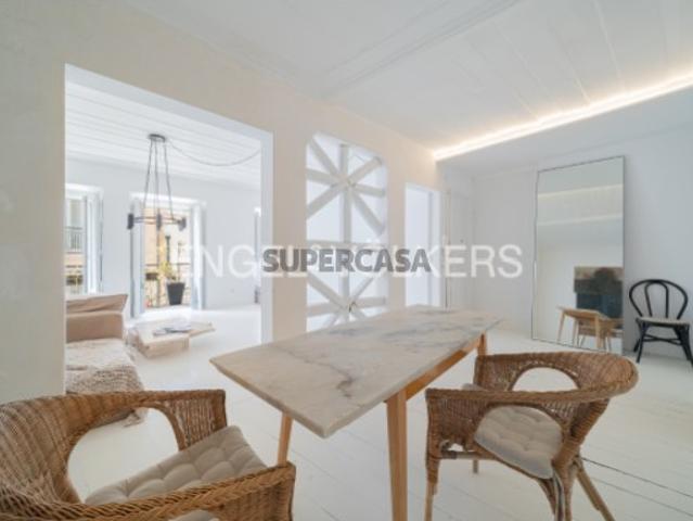 Apartamento T2 de Arquitetura Contemporânea junto à Sé
