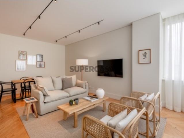 Apartamento T2 de Luxo na Av. Álvares Cabral Elegância no Centro de Lisboa