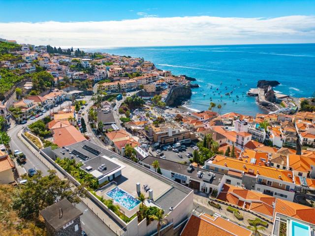 Apartamento T2 de Luxo no Centro de Câmara de Lobos | Piscina | Terraço | Box para 2 Viaturas