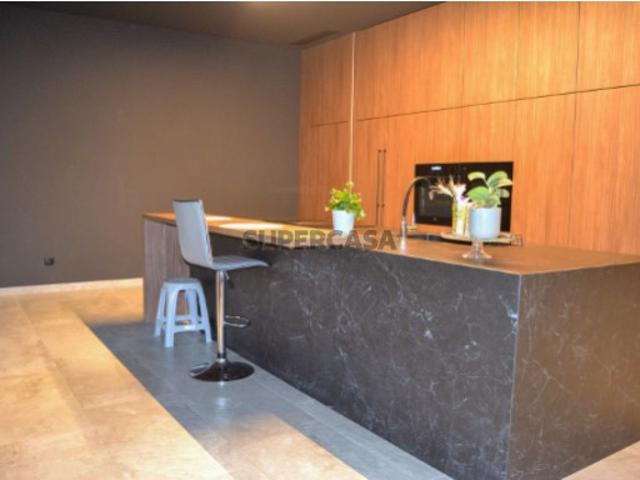 Apartamento T2 de Luxo com Terraço Privativo e Jacuzzi a 40 minutos de Lisboa