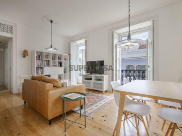 Apartamento T2 de Luxo com Varanda a Sul, Vista Rio, Elevador e Prédio Totalmente Remodelado Baixa de Lisboa