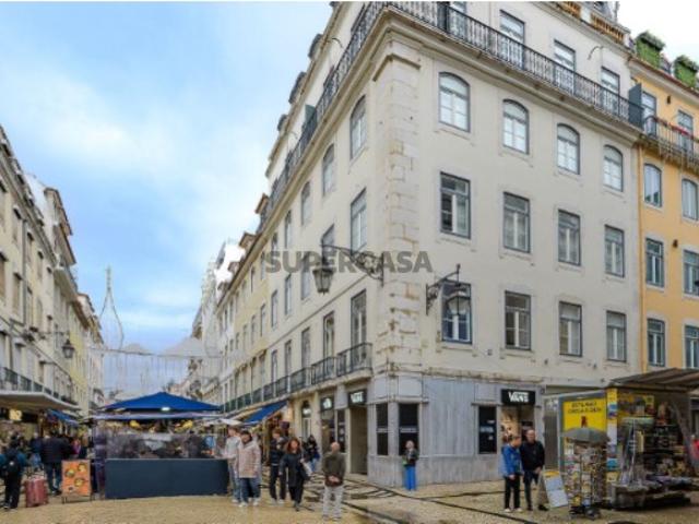 Apartamento T2 de Luxo com Varanda a Sul, Vista Rio, Elevador e Prédio Totalmente Remodelado Baixa de Lisboa