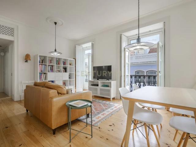 Apartamento T2 de Luxo com Varanda a Sul, Vista Rio, Elevador e Prédio Totalmente Remodelado – Baixa de Lisboa