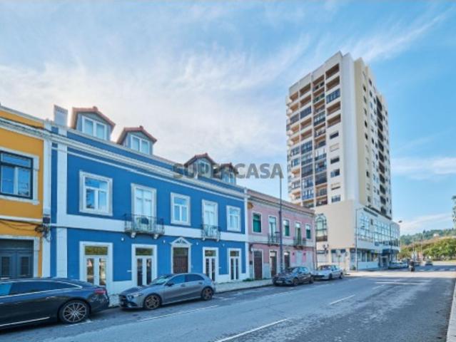 Apartamento T2 de Prestígio Totalmente Renovado na Avenida Luísa Todi Setúbal