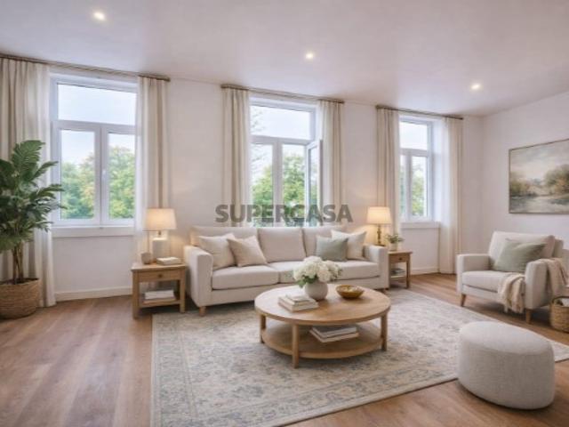 Apartamento T2 de Prestígio Totalmente Renovado na Avenida Luísa Todi Setúbal