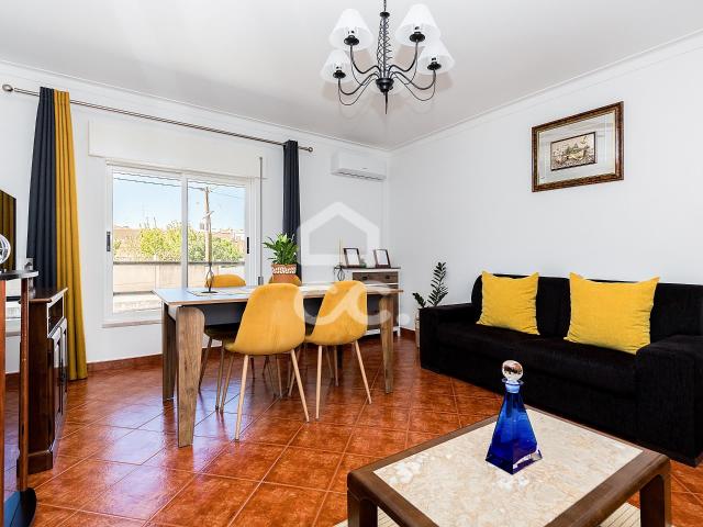 Apartamento T2 de Rés do Chão c/ Garagem e Sótão em Vila Viçosa, Évora