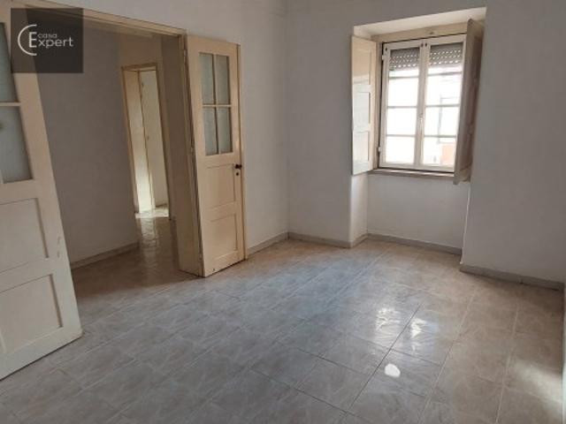 Apartamento T2 Devoluto e para Obras Totais