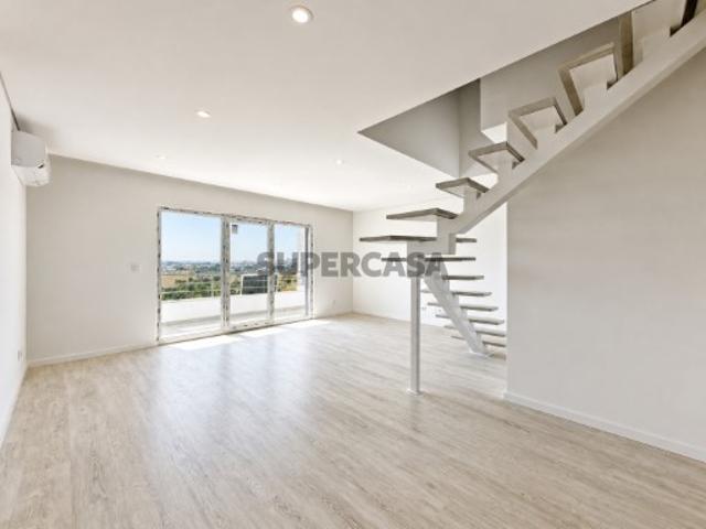 Apartamento T2 Duplex C/ Estacionamento e Arrecadação Seixal