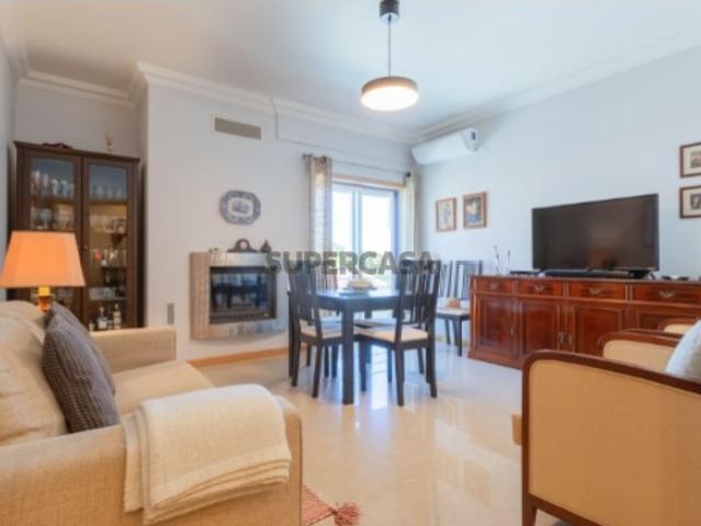 Apartamento T2 / Duplex, com Garagem, sito na Sobreda, concelho de Almada