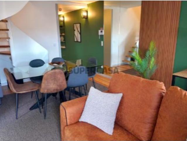 Apartamento T2 duplex com lugar de garagem e varanda empreendimento no coração da Baixa do Porto, mobilado e equipado, com possibilidade de registo de alojamento local AL, para comprar na Rua da Vitória