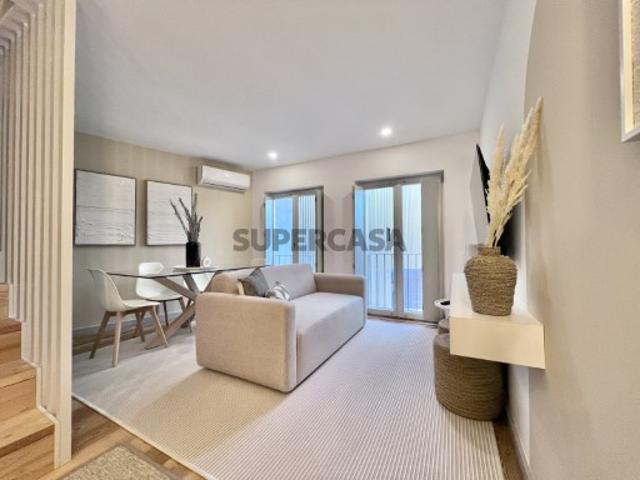Apartamento T2 duplex com lugar de garagem em majestoso empreendimento no coração da Baixa do Porto, mobilado e equipado, com registo de alojamento local AL, para comprar na Rua da Vitória