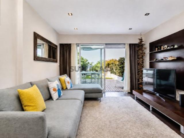 Apartamento T2 Duplex com Piscina, Jardim Privativo e Vista Mar em Sesimbra