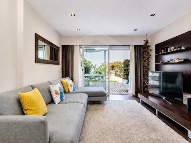 Apartamento T2 Duplex com Piscina, Jardim Privativo e Vista Mar em Sesimbra