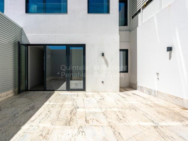 Apartamento T2 duplex com dois lugares de estacionamento à venda nas Avenidas Novas