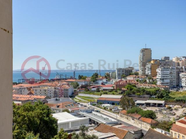 Apartamento T2 dúplex com vista rio, no Beato em Lisboa