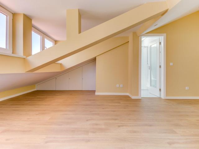 Apartamento T2 Duplex com 140m2, no Prédio Villa Donella em Massamá