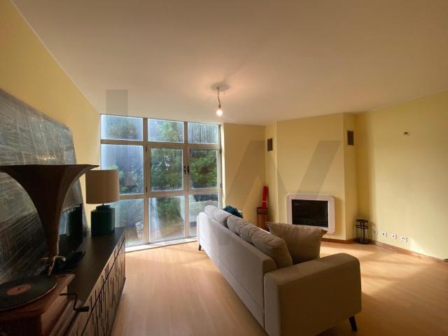 Apartamento T2 Duplex com 137 m² em Vila Nova da Telha, Maia — Lugar de Garagem e Arrumos