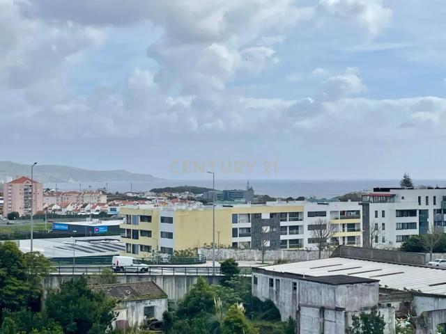 Apartamento T2 Duplex de Excelência | Último Piso | Vistas Mar e Serra | Garagem Box