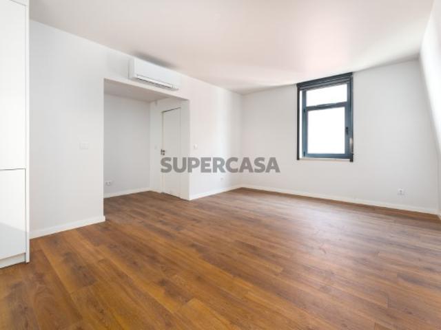 Apartamento T2 duplex nova construção, com estacionamento, em Alcântara