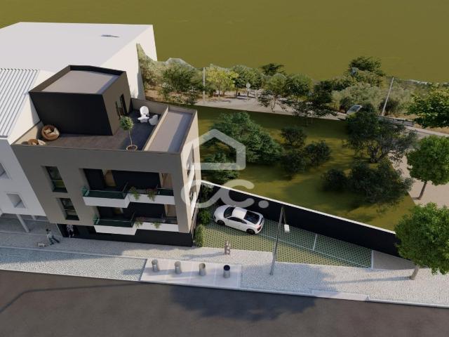 Apartamento T2 duplex novo com terraço e estacionamento no centro da Vila do Avelar
