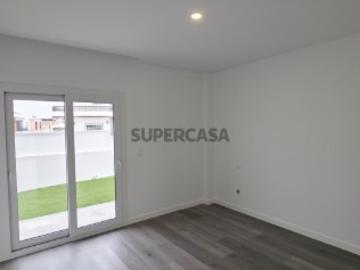 Apartamento T2 Duplex Novo na Quinta da Fábrica Corroios com Parqueamento e Arrecadação