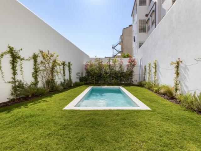 Apartamento T2 duplex no condominio Da Lapa 93, Lisboa