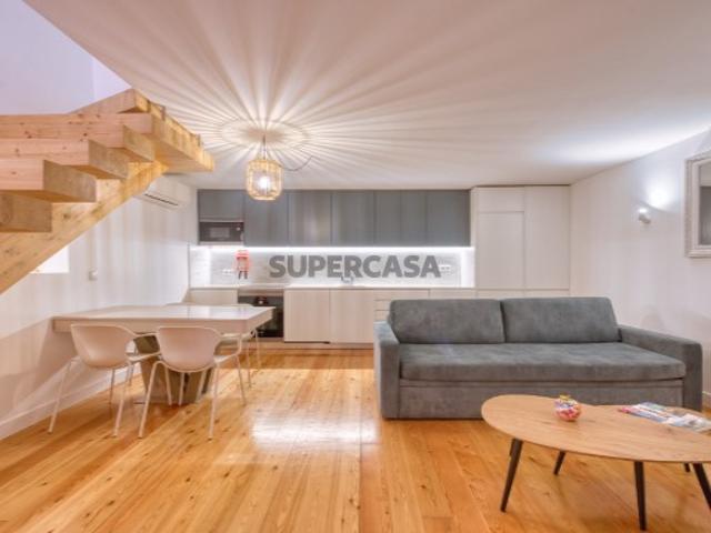 Apartamento T2 duplex na Rua de São Bento, em Lisboa