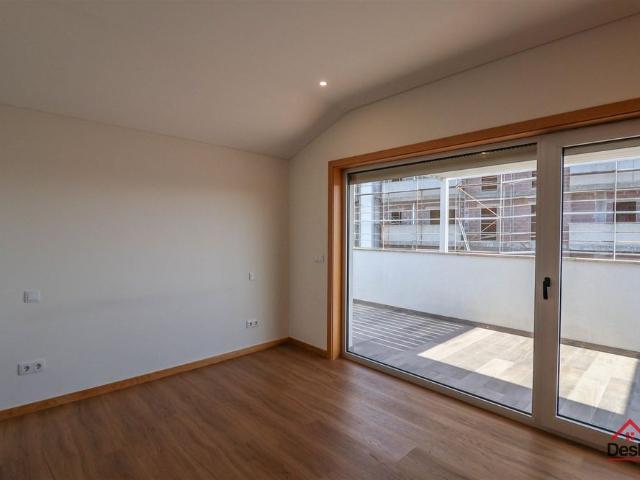 Apartamento T2 DUPLEX para arrendamento junto ao Palácio do Gelo e CUF