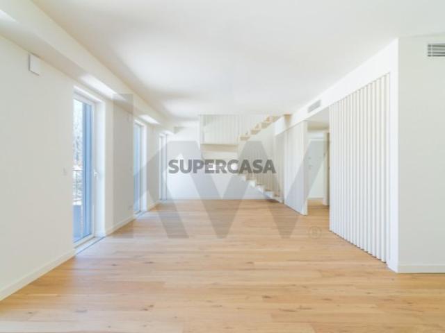 Apartamento T2 Duplex | Terraço | Estacionamento | Areeiro
