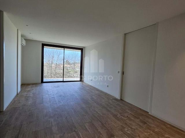 Apartamento T2 e garagem fechada para 2 carros com áreas amplas e luminosas, em Grijó Vila Nova de Gaia