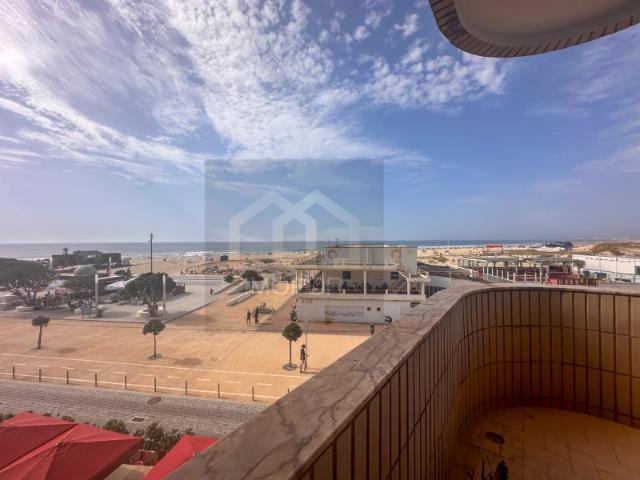 Apartamento T2 em 1. ª Linha de Mar Esmoriz