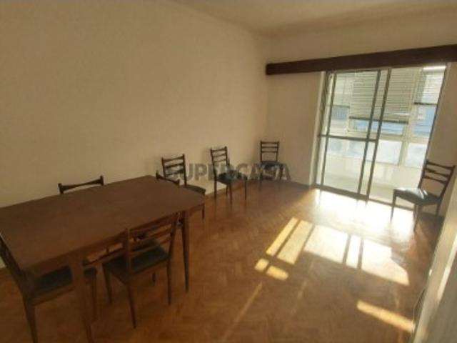 Apartamento T2 em Almada na Av. Nuno Alvares Pereira