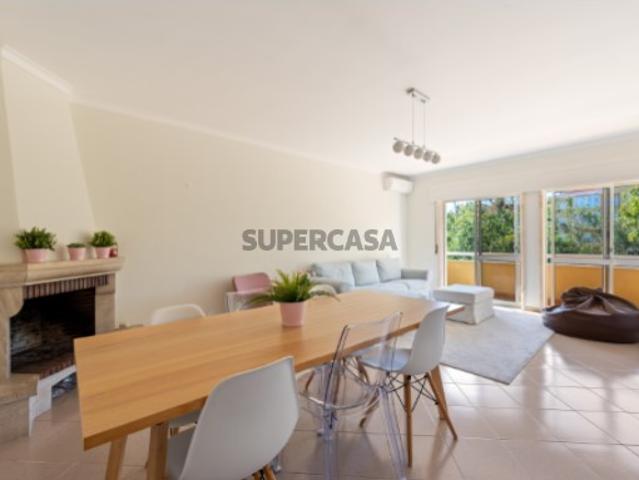 Cascais, vive neste adorável apartamento de 2 quartos em Alvide com vista para um parque