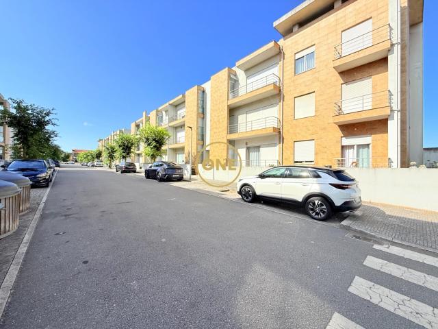 Apartamento T2 em Árvore – Excelentes Áreas, Garagem Fechada para 2 Carros