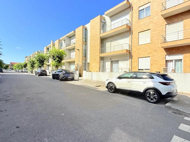 ApartamentoT2 em Árvore Excelentes Áreas Garagem Fechada para 2 Carros