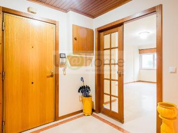 Apartamento T2, em Benfica, com estacionamento e arrecadação 77m² Benfica