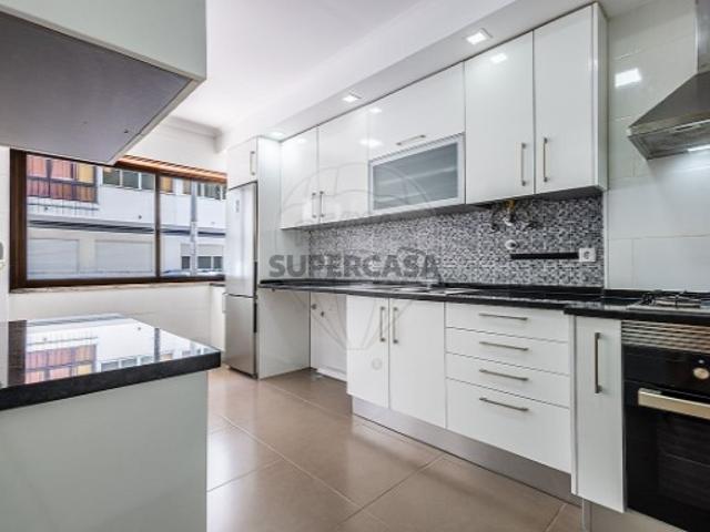 Apartamento T2 em Carnaxide e Queijas