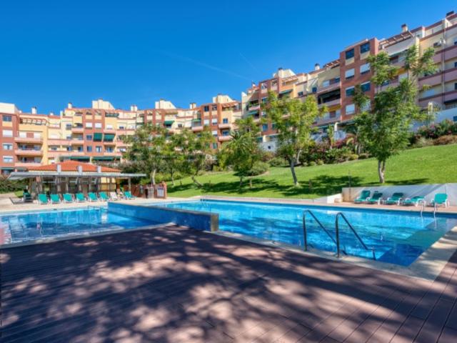 Apartamento T2 em condomínio com piscina e jardim com 107m2 no Estoril